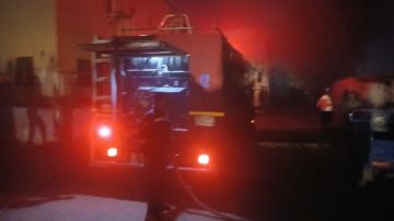 محافظ أسوان يتابع جهود السيطرة على حريق ببعض حشائش الهيش والحلف وأحد المنازل بمنطقة نجع المحطة دون إصابات أو خسائر فى الأرواح..صور محافظ أسوان يتابع جهود السيطرة على حريق ببعض حشائش الهيش والحلف وأحد المنازل بمنطقة نجع المحطة دون إصابات أو خسائر فى الأرواح..صور