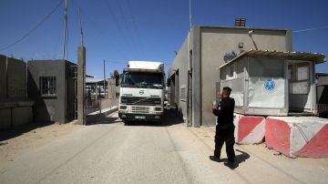 استئناف دخول المساعدات الإنسانية إسرائيل تعلن إعادة فتح معبر كرم أبو سالم إلى غزة.. اليوم استئناف دخول المساعدات الإنسانية إسرائيل تعلن إعادة فتح معبر كرم أبو سالم إلى غزة.. اليوم