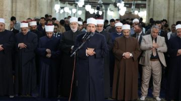 ليلة عامرة بالخشوع.. الجامع الأزهر يستقبل آلاف المصلين لأداء صلاتي العشاء والتراويح ليلة عامرة بالخشوع.. الجامع الأزهر يستقبل آلاف المصلين لأداء صلاتي العشاء والتراويح