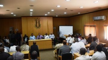 محافظ أسوان يعقد لقاء جماهيريا مع أهالى نصر النوبة للاستماع إلى مطالبهم