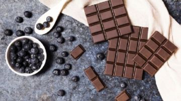 مزيج غذائي للدماغ.. كيف يدعم التوت الأزرق والشوكولاتة الداكنة الإدراك والتركيز؟