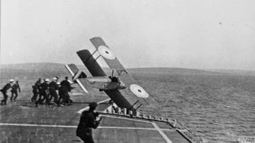 هبط فكتب اسمه في التاريخ وبعد 5 أيام ابتلعه البحر القصة الكاملة لأول طيار يهبط على حاملة طائرات