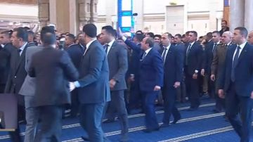 الرئيس السيسي يغادر مسجد الفتاح العليم بالعاصمة الإدارية بعد أداء صلاة العيد