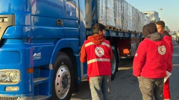 الهلال الأحمر يدفع بأكثر من 78 ألف سلة غذائية ومستلزمات شتوية عبر قافلة زاد العزة 157