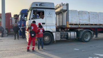 قافلة زاد العزة 153.. الهلال الأحمر يدفع بمساعدات غذائية وطبية وشتوية لدعم الأشقاء الفلسطينيين