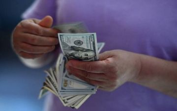 الدولار يتراجع طفيفا ويتجه لأقوى مكاسب شهرية منذ يوليو الدولار يتراجع طفيفا ويتجه لأقوى مكاسب شهرية منذ يوليو