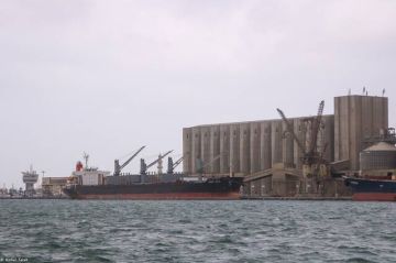 انتظام حركة الملاحة بميناء دمياط رغم سوء الأحوال الجوية