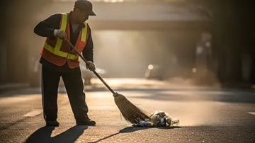 ساعات التعب والإنسانية.. قصة عامل النظافة الذي أسر القلوب على الإنترنت