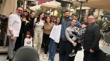 فرحة العيد .. إلهام شاهين تشارك جمهورها صورا من أجواء عائلية فرحة العيد .. إلهام شاهين تشارك جمهورها صورا من أجواء عائلية