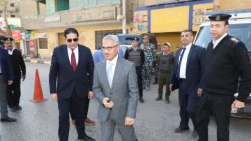 محافظ بني سويف يتفقد تمركزا أمنيا بشارع صلاح سالم خلال جولة عيد الفطر