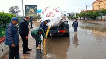 الطقس السيئ.. تكثيف أعمال كسح مياه الأمطار في كفر الشيخ صور