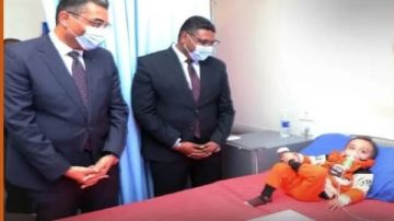 حاطط رجل على رجل والد طفل البحر الأحمر: اللقطة عفوية 100 وحالته الصحية مستقرة