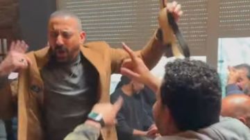 دياب يحتفل مع فريق مسلسل هي كيميا بإنتهاء التصوير دياب يحتفل مع فريق مسلسل هي كيميا بإنتهاء التصوير