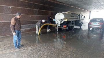 عقب سقوط الأمطار.. الشرقية تدفع بسيارات الشفط والكسح لرفع المياه وإزالة آثارها