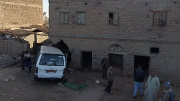 إصابة 7 أشخاص في اصطدام ميكروباص بحائط منزل بأسيوط.. صور إصابة 7 أشخاص في اصطدام ميكروباص بحائط منزل بأسيوط.. صور