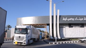 انتظام الخدمات المقدمة بميناء دمياط بلا توقف