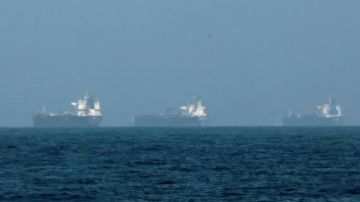 هجوم غامض في مضيق هرمز.. مقذوف مجهول يصيب سفينة شحن ويشعل النيران