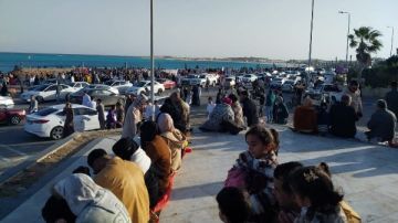 ألعاب وبالونات وخيول.. زحام كبير على كورنيش مطروح في أول أيام عيد الفطر