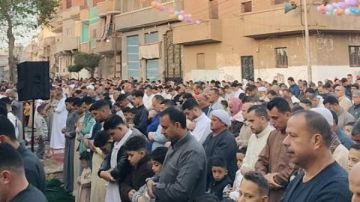 بالورود والبالونات..أهالي الشرقية يؤدون صلاة عيد الفطر في أجواء من البهجة بقرية أبو نجاح