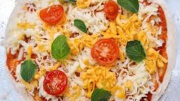 بيتزا التورتيلا السريعة.. وصفة تريند جاهزة في دقائق بطعم لذيذ وخفيف