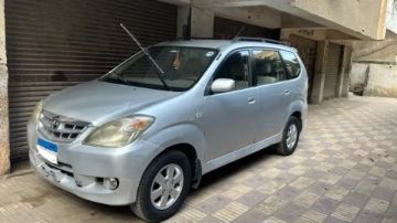 تويوتا أفانزا عائلية سعرها 450 ألف جنيه.. صور