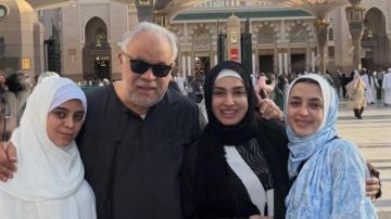 روجينا تشارك رفقة زوجها وابنتيها مايا ومريم في المسجد النبوي.. صور روجينا تشارك رفقة زوجها وابنتيها مايا ومريم في المسجد النبوي.. صور