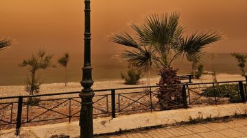 عاصفة رملية تجبر السياح الروس على مغادرة شواطئ مصر (فيديو) عاصفة رملية تجبر السياح الروس على مغادرة شواطئ مصر (فيديو)