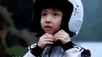 كسر كل القواعد طفل صيني يقتحم عالم السيارات والسرعة مبكرا .. شاهد