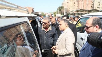 محافظ الشرقية يفاجئ مواقف سيارات الأجرة العمومية بالأحرار للتأكد من التزام السائقين بالتعريفة الجديدة صور