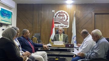 مدير تعليم قنا يناقش استعدادات امتحانات الشهادة الإعدادية