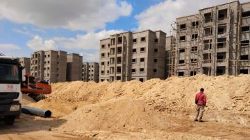 وزيرة الإسكان تتابع موقف تنفيذ مشروعات المرافق بمدينة العبور الجديدة