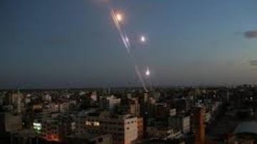 وسائل إعلام عبرية: سقوط صاروخ إيراني قرب مقر اجتماع مجلس الوزراء الإسرائيلي في القدس وسائل إعلام عبرية: سقوط صاروخ إيراني قرب مقر اجتماع مجلس الوزراء الإسرائيلي في القدس