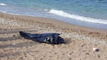 أمواج البحر تقذف جثة مجهولة إلى شاطئ عجيبة بمطروح