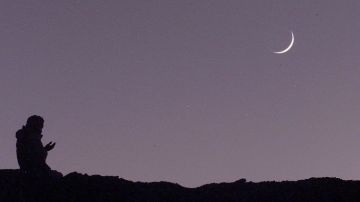 أول صورة في العالم الإسلامي لهلال شهر شوال.. شاهد