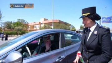 بالورود.. رجال الشرطة يحتفلون مع المواطنين بعيد الفطر صور