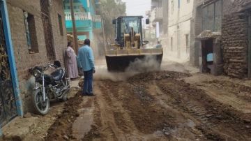 تمهيد وتسوية الطرق بقرية كومير بـ إسنا بعد انتهاء أعمال الصرف الصحي تمهيد وتسوية الطرق بقرية كومير بـ إسنا بعد انتهاء أعمال الصرف الصحي