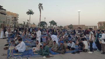 توافد مئات المواطنين على ساحة أبو الحجاج بالأقصر لأداء صلاة عيد الفطر