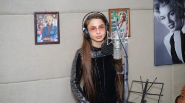 دوللي شاهين تنتهي من تسجيل أغنية واحشاني يامة في ذكرى والدتها وكل الأمهات