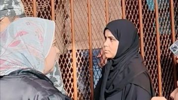 في أولى جلسات محاكمتها.. التوتر يسيطر على المتهمة بقتل عروس بور سعيد صورة