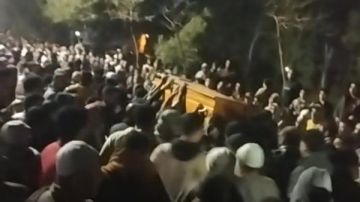 أول ضحايا العاصفة.. تشييع جثمان مواطن سقط عليه سور صاج في المنوفية