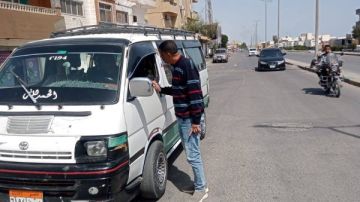 رئيس مدينة سفاجا يتابع انتظام حركة المواقف وسيارات السرفيس بالمدينة