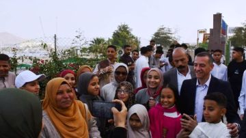 فى عيد الفطر المبارك..محافظ أسوان يوزع كروت تهنئة رئيس الجمهورية على الأطفال.. شاهد