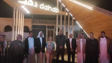 محافظ جنوب سيناء يتفقد ممشى دهب السياحي ويلتقي السائحين والمواطنين