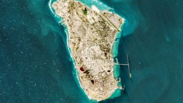 نيويورك تايمز عن مسؤول أمريكي: إيران استخدمت جزيرة خرج لحجب ممرات الشحن في هرمز