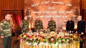 وزير الدفاع: حريصون على تطوير القوات الجوية وتعزيز قدراتها القتالية