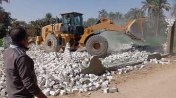 إزالة 14 حالة تعد على أراض زراعية وأملاك دولة بمركز قنا صور