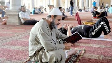 حكم الاعتكاف في العشر الأواخر من رمضان للمرأة والرجل في المنزل