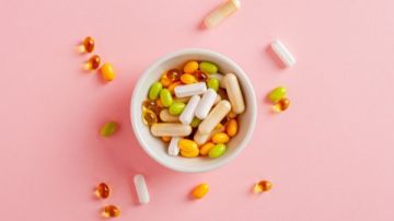 دراسة تكشف دور الفيتامينات في إبطاء الشيخوخة .. وكيف تختار النوع المناسب