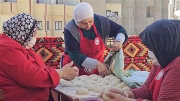 شيفات المطبخ الإنساني يبدعن في طهي الطعام لإفطار الصائمين على موائد هلال الخير 