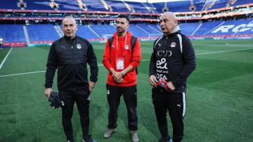 الجهاز الفني للمنتخب يتفقد أرضية ملعب “إسبانيول” قبل مباراة الغد